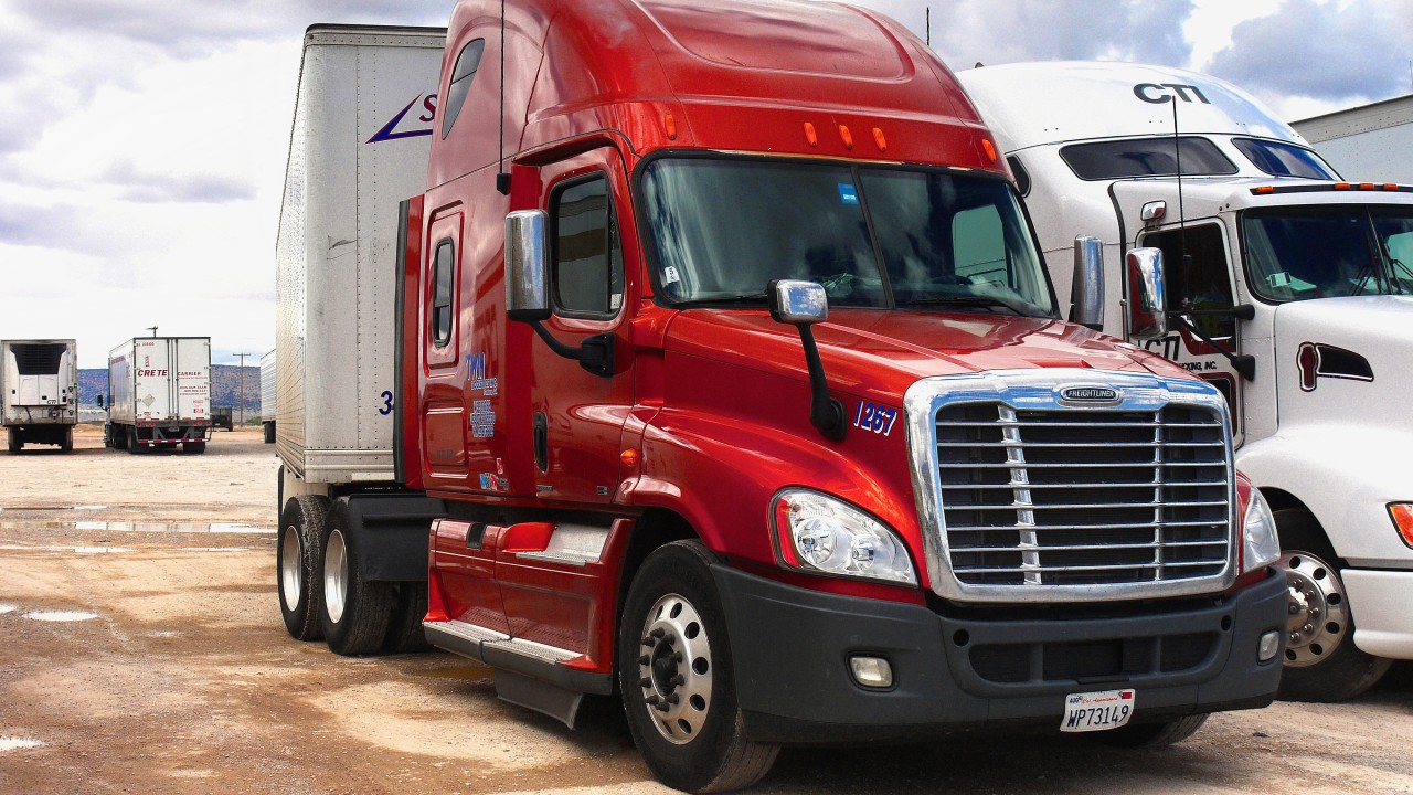 CDL employer reviewing FMCSA Clearinghouse requirements and DOT compliance records.